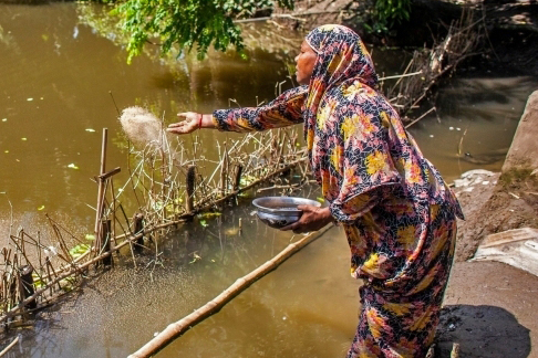  Mujer en Bangladesh junto al ro.