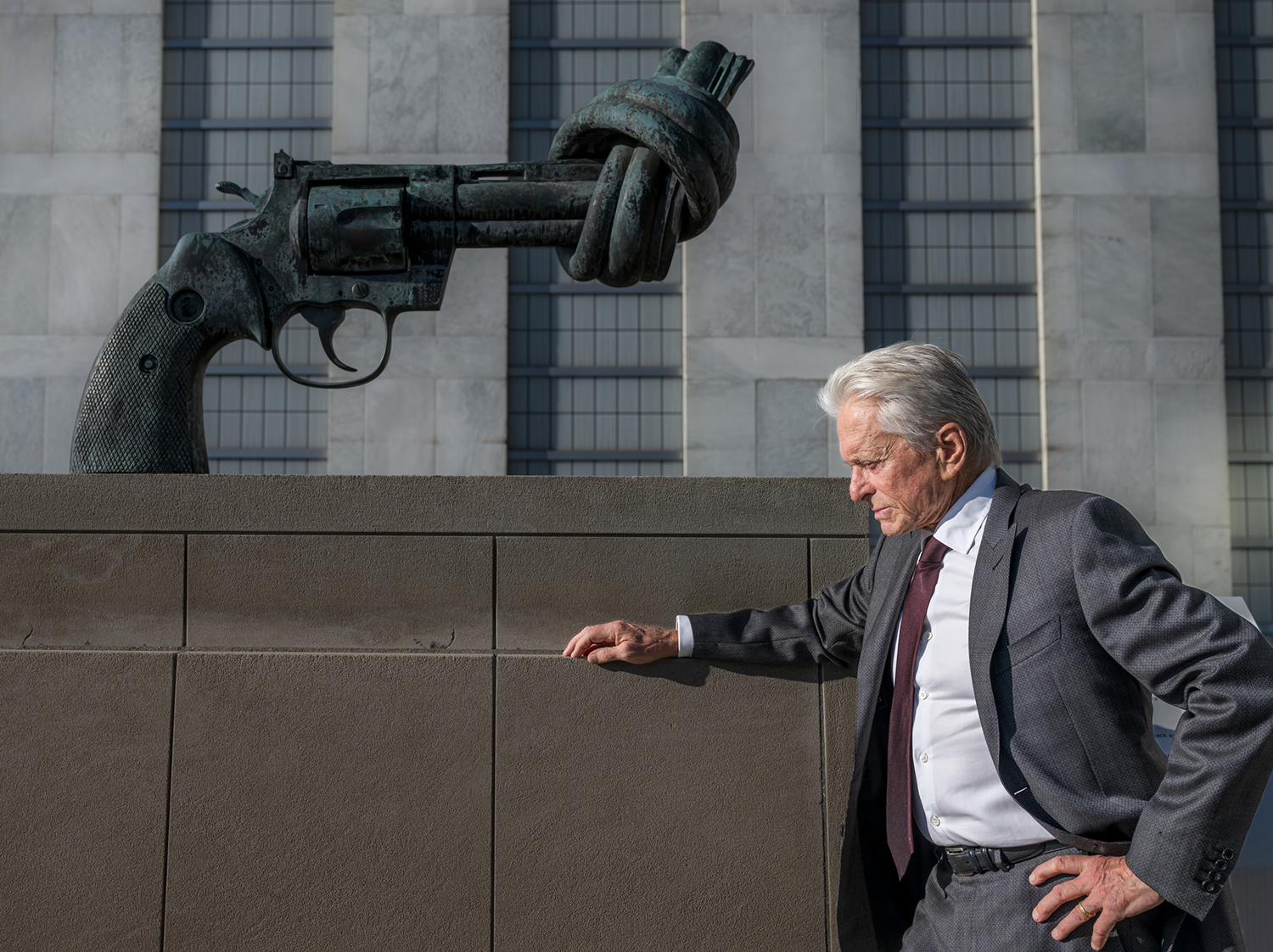 Michael Douglas, 51Թ Messenger of Peace, stops by the “Non-Violence” sculpture during his visit to UN Headquarters to attend the International Day of Peace Youth Observance. 