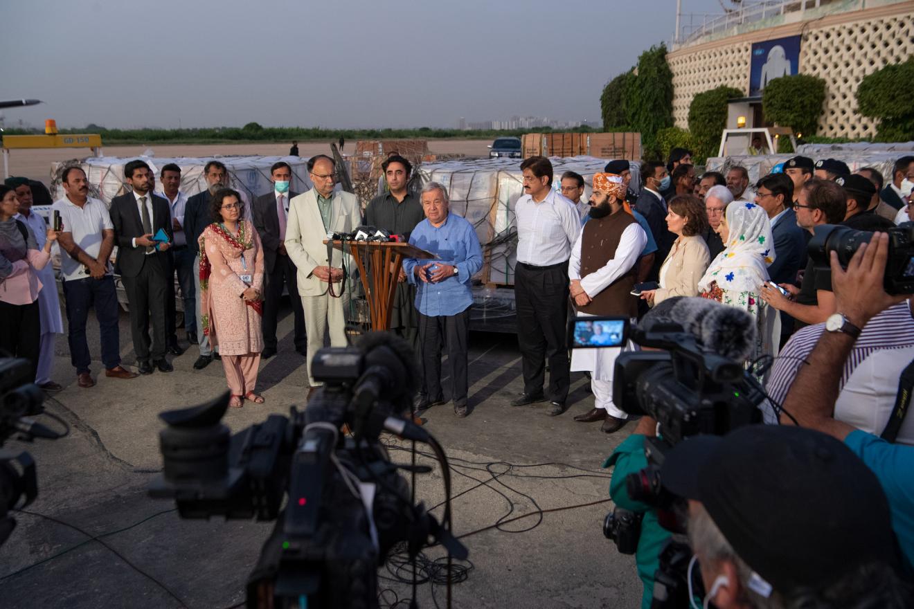 Secretary-General Antnio Guterres (centre), along with Bilawal Bhutto Zardari (centre left), Foreign Minister of Pakistan, briefs the media after witnessing the impact of the floods in the provinces of Sindh and Balochistan.